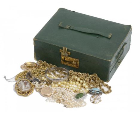 A QUANTITY OF JEWELLERY IN A GREEN LEATHER JEWEL BOX principally to include a gold and citrine brooch, a moonstone and gold h