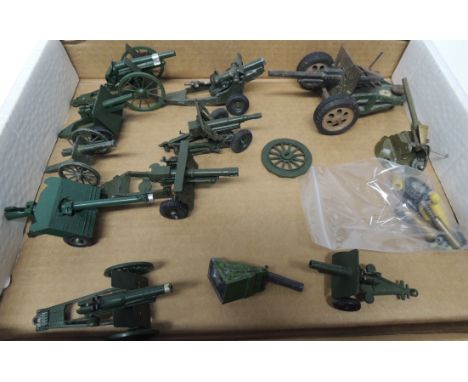 BRITAINS - a quantity of unboxed field guns, various types and other makes of field guns including a larger example and assor