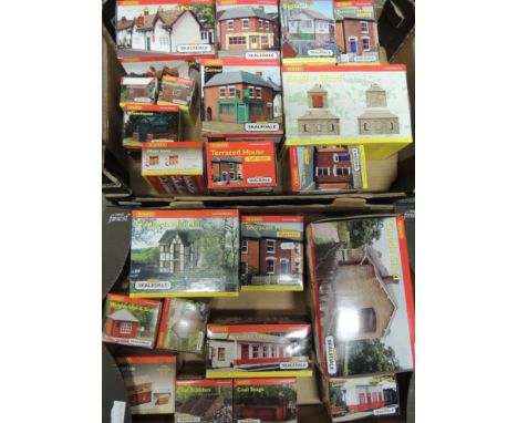 HORNBY - Skaledale: a quantity of boxed buildings including Signal Box; Terraced Houses; Hubbards Hill Mill; Lower Skaledale 