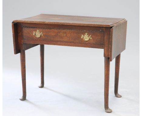 AN UNUSUAL 18TH CENTURY OAK SOFA TABLE, the dropleaf top above a frieze drawer with pierced brass backplate handles, raised o