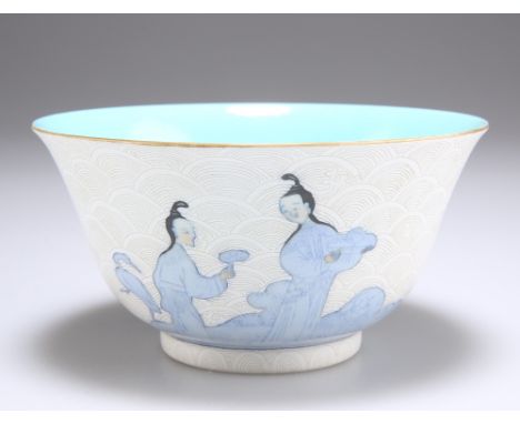 A SMALL CHINESE PORCELAIN BOWL, slightly flared circular form with short foot, the interior turquoise glazed, the exterior pa