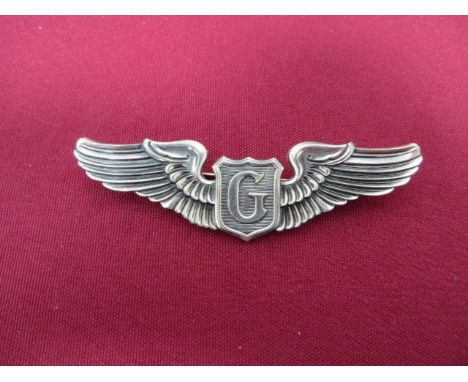 WW2 Period. USAF / USAAF Glider Pilot silver wing.  Good silver example, the central lined shield bearing 'G'. Reverse impres