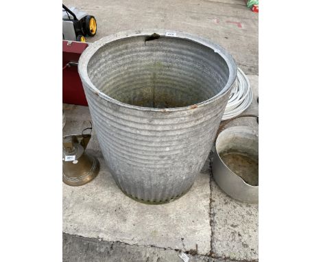 A VINTAGE GALVANISED DOLLY TUB 