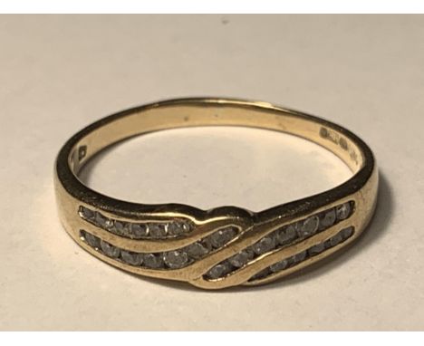 A 9 CARAT GOLD RING WITH CUBIC ZIRCONIAS SIZE P/Q 