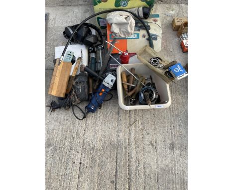 AN ASSORTMENT OF TOOLS TO INCLUDE A BLACK AND DECKER SANDER, POWER DEVIL SCREW DRIVER AND CHISELS ETC 