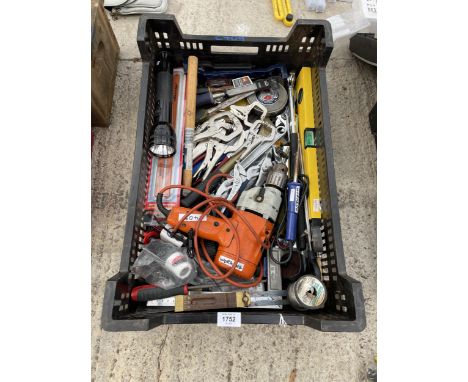 A LARGE ASSORTMENT OF TOOLS TO INCLUDE AN ELECTRIC DRILL, MOLE GRIPS AND CHISELS ETC 