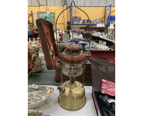 A VINTAGE BRASS AND ENAMEL TILLEY LAMP 