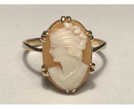 A 9 CARAT GOLD CAMEO RING SIZE Q 