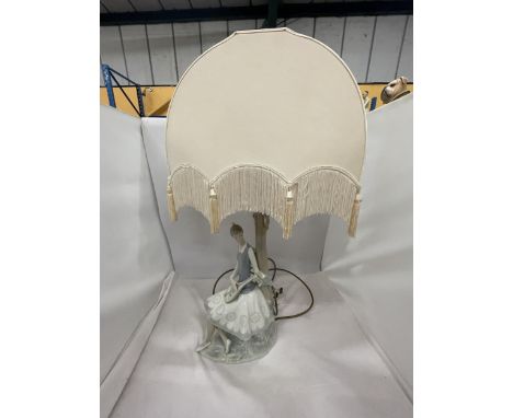 A LLADRO LAMP - THE FIGURE OF A GIRL PLAYING A MANDOLIN WITH A CREAM SHADE 