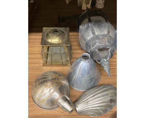 A VINTAGE METAL OUTDOOR 'LANTERN' WALL LIGHT PLUS FOUR VINTAGE LIGHT SHADES 