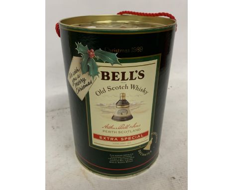 A BOXED 75CL BOTTLE - BELLS CHRISTMAS 1989 OLD SCOTCH WHISKY DECANTER 
