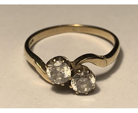 A 9 CARAT GOLD RING WITH TWO CUBIC ZIRCONIAS ON A TWIST DESIGN SIZE J 