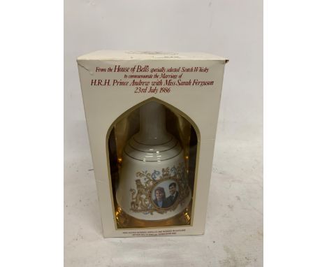 A BOXED 75CL BOTTLE - WHYTE &amp; MACKAY DELUXE BLENDED SCOTCH WHISKY IN CERAMIC DECANTER 