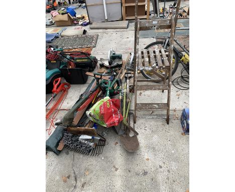 A LARGE ASSORTMENT OF GARDEN HAND TOOLS TO INCLUDE A SET OF VINTAGE WOODEN STEPS, ETC 