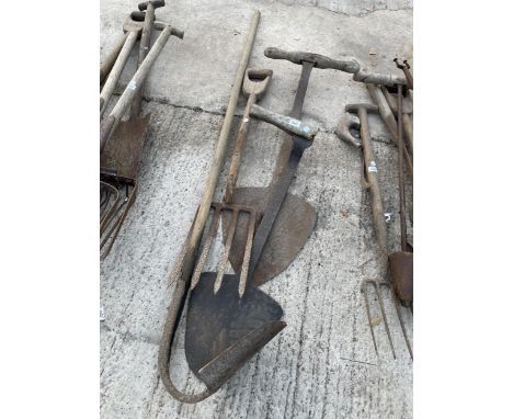 AN ASSORTMENT OF VINTAGE TOOLS TO INCLUDE A FORK AND TWO HAY SPADES ETC 