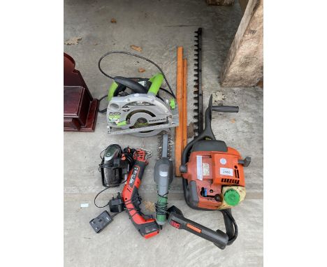 AN ASSORTMENT OF POWER TOOLS TO INCLUDE A HUSQVARNA HEDGE TRIMMER, EVOLUTION CIRCULAR SAW AND BLACK AND DECKER SAW ETC 