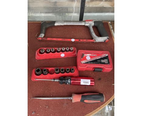 AN ASSORTMENT OF SNAP ON TOOLS TO INCLUDE A HACK SAW, SOCKETS AND SCREW EXTRACTOR BITS ETC 