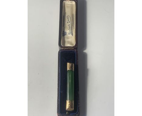 A JADE AND POSSIBLY GOLD BROOCH IN A PRESENTATION BOX 