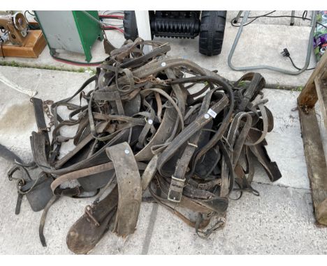AN ASSORTMENT OF VINTAGE HEAVY HORSE TACK TO INCLUDE HARNESSES ETC 