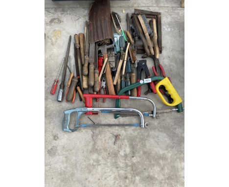 A LARGE QUANTITY OF ASSORTED HAND TOOLS TO INCLUDE FILES, SCREW DRIVERS AND HAMMERS ETC 