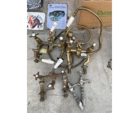 AN ASSORTMENT OF VINTAGE BRASS TAPS 