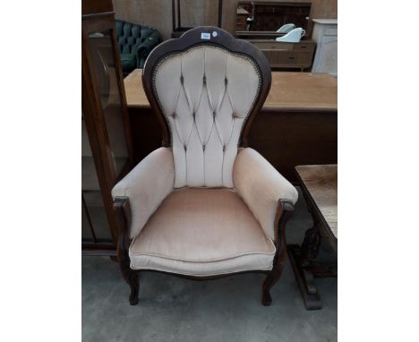 A VICTORIAN STYLE BUTTON SPOON-BACK CHAIR 