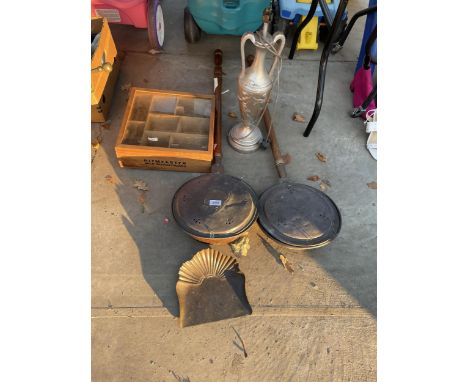 AN ASSORTMENT OF VINTAGE ITEMS TO INCLUDE A DISPLAY CASE, A LAMP AND TWO BED WARMING PANS ETC 