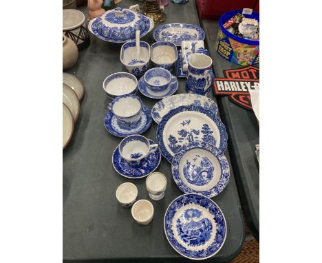 A COLLECTION OF BLUE AND WHITE CHINA TO INCLUDE OLD WILLOW, WEDGWOOD, SPODE ETC 