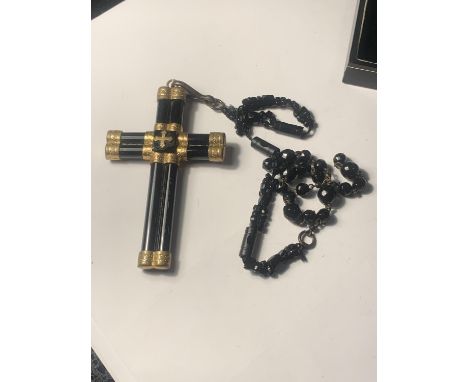 A CROSS TO BEAR MOURNING PENDANT IN A PRESENTATION BOX 