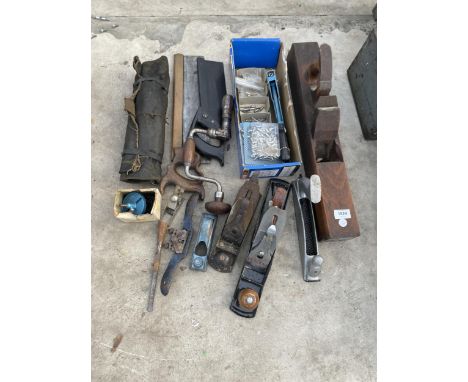 AN ASSORTMENT OF VINTAGE HAND TOOLS TO INCLUDE THREE VARIOUS WOOD PLANES TO INCLUDE A STANLEY 110, A BRACE DRILL AND SAWS ETC