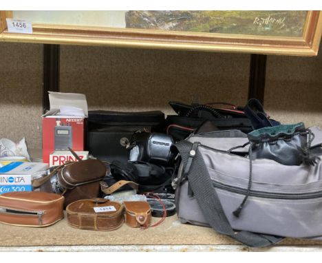 A LARGE QUANTITY OF VINTAGE CAMERAS AND ACCESSORIES TO INCLUDE OLYMPUS, PAXETTE, BOX ENSIGN, PANORAMA, LIGHT METERS, FLASHES,
