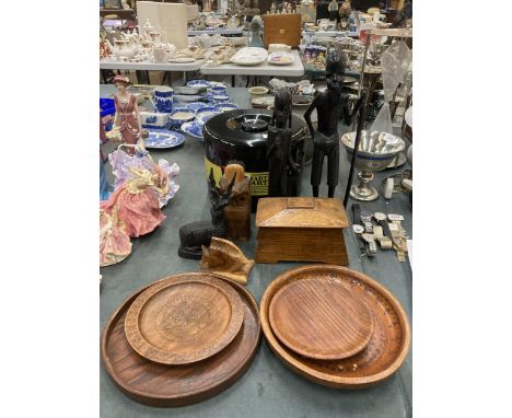 A MIXED LOT OF TRIBAL AND FURTHER WOODEN ITEMS TO INCLUDE TALL FIGURES, BOWLS, CADDY ETC 