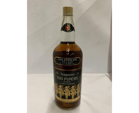 A SEAGRAM'S 100 PIPERS DE LUZE SCOTCH WHISKY 