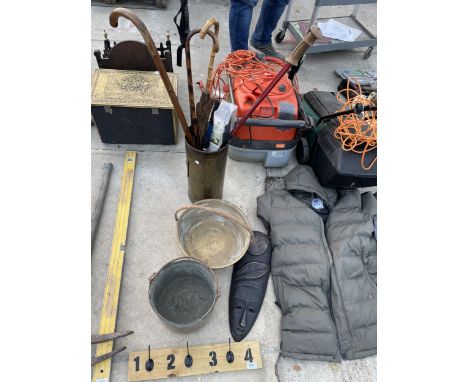 AN ASSORTMENT OF VINTAGE ITEMS TO INCLUDE A BRASS JAM PAN, A COPPER BUCKET AND A BRASS STICK STAND ETC 