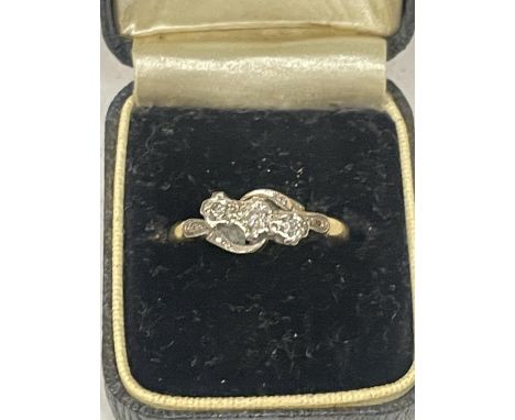 AN 18 CARAT GOLD RING WITH THREE DIAMONDS SIZE M GROSS WEIGHT 2.66 GRAMS WITH PRESENTATION BOX 