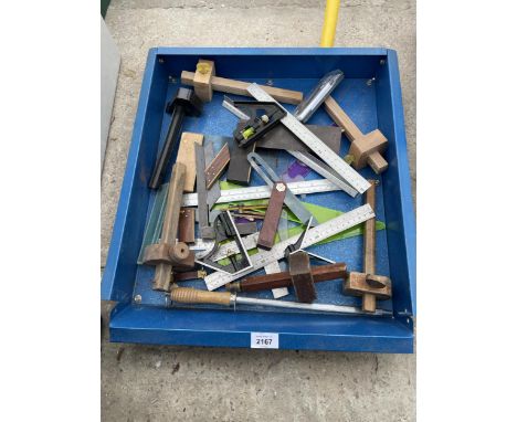 AN ASSORTMENT OF TOOLS TO INCLUDE MORTISE GAUGES AND SET SQUARES ETC 