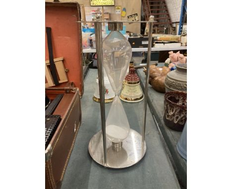 A CHROME EFFECT METAL FRAMED SAND TIMER 