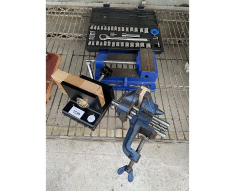 AN ASSORTMENT OF TOOLS TO INCLUDE A SOCKET SET AND THREE VICES 