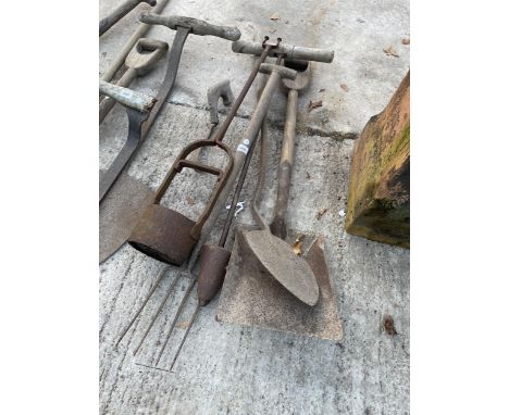 AN ASSORTMENT OF VINTAGE TOOLS TO INCLUDE A SHOVEL AND A FORK ETC 