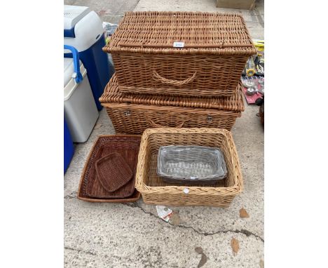 AN ASSORTMENT OF WICKER BASKETS TO INCLUDE TWO HAMPER BASKETS ETC 