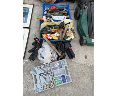AN ASSORTMENT OF TOOLS TO INCLUDE TROWELS, HAMMERS AND DRILL BITS ETC 
