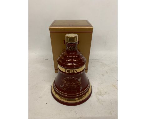 A BOXED 70CL BOTTLE - BELLS LIMITED EDITION CHRISTMAS 1999 OLD SCOTCH WHISKY DECANTER 