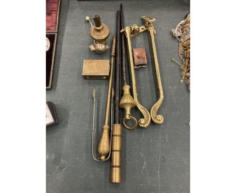 A COLLECTION OF VINTAGE BRASS ITEMS TO INCLUDE POKERS, MATCHBOX HOLDERS, ETC 