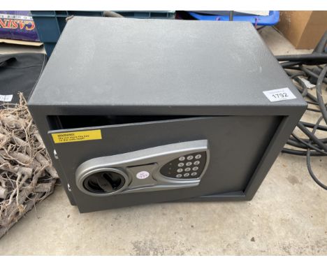 A DIGITAL ELECTRIC KEYPAD SAFE (CODE:16792310A) COMPLETE WITH INSTRUCTION MANUAL 
