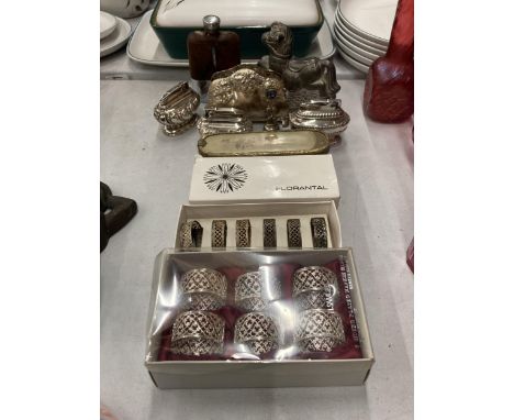 A GROUP OF SILVER PLATED ITEMS - BOXED NAPKIN RINGS, HIP FLASK ETC 