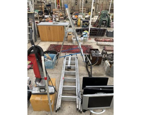 TWO ALUMINIUM LADDERS TO INCLUDE A 21 RUNG EXTENDABLE TRIPLE LADDER AND A FOUR RUNG STEP LADDER 