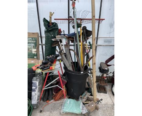 A LARGE QUANTITY OF GARDEN TOOLS TO INCLUDE BRUSHES, RAKES AND SAWS ETC 
