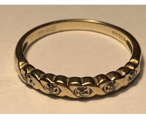 A 9 CARAT GOLD RING WITH IN LINe DIAMONDS ON A TWIST DESIGN SIZE M/N 