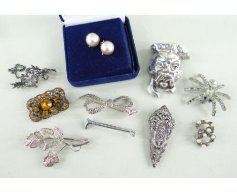ASSORTED JEWELLERY comprising pair of 9ct gold pearl earrings, sterling silver flower brooch, silver brooch of a man, vintage
