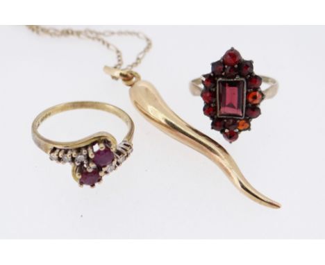ASSORTED JEWELLERY comprising 9ct gold ruby and diamond twist shank ring, 9ct gold garnet cluster ring and 9ct gold horn of p